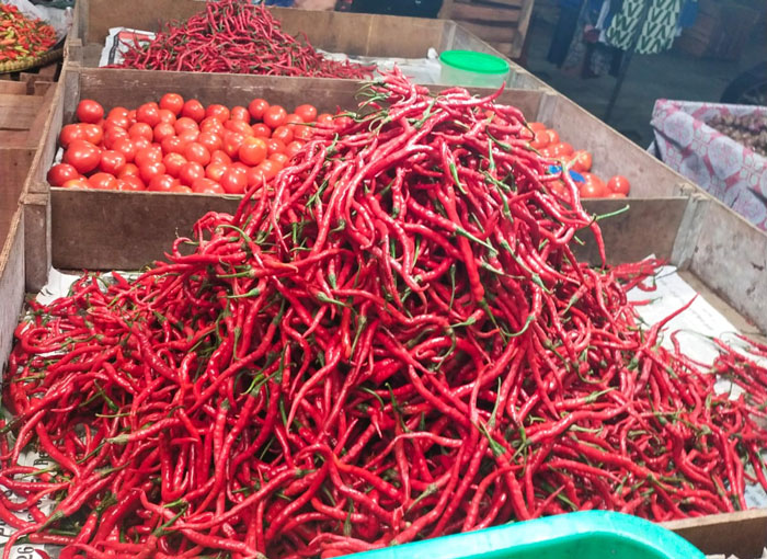 Harga cabai keriting di Pasar Terubuk Bengkalis mulai stabil, giliran harga sayuran melambung, Jumat (16/1/2026).