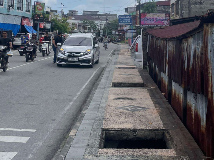Besi penutup drainase di atas trotoar di Jalan Tengku Umar, Kelurahan Bengkalis Kota, dibawa kabur maling, Jumat (16/1/2026).