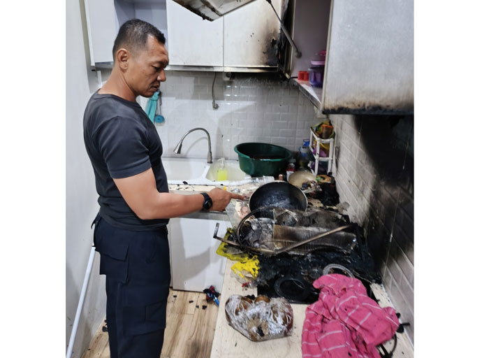 Petugas saat mengecek pascakebakaran di sebuah rumah warga Perumahan Castavia Royal Also, Jalan Bakti, Kelurahan Tangkerang Barat, Kecamatan Marpoyan Damai, baru-baru ini.