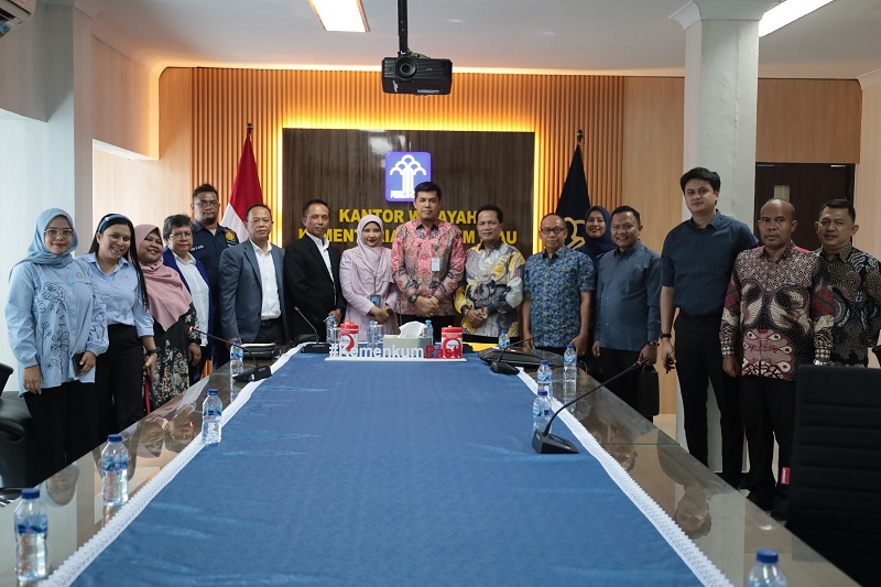 Kepala Kanwil Kemenkum Riau Rudy Hendra Pakpahan bersama jajaran menerima audiensi PBH dan Pengurus Peradi pada Kamis (15/1/2026).