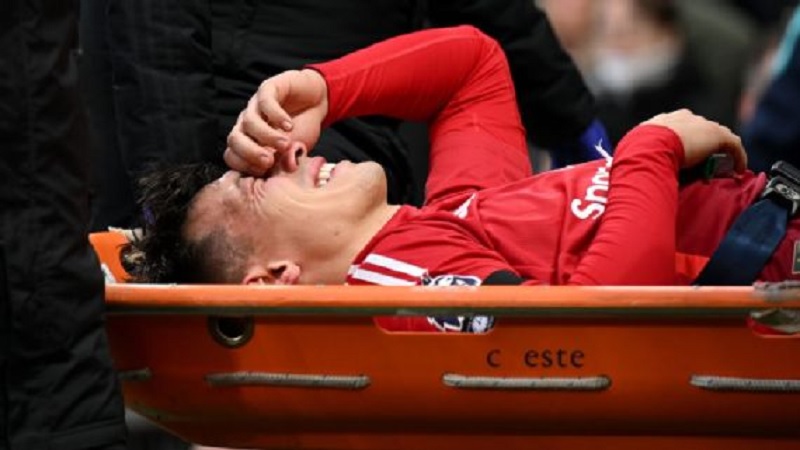 Lisandro Mart&iacute;nez mengalami cedera ACL saat pertandingan Manchester United melawan Crystal Palace pada Februari 2025.