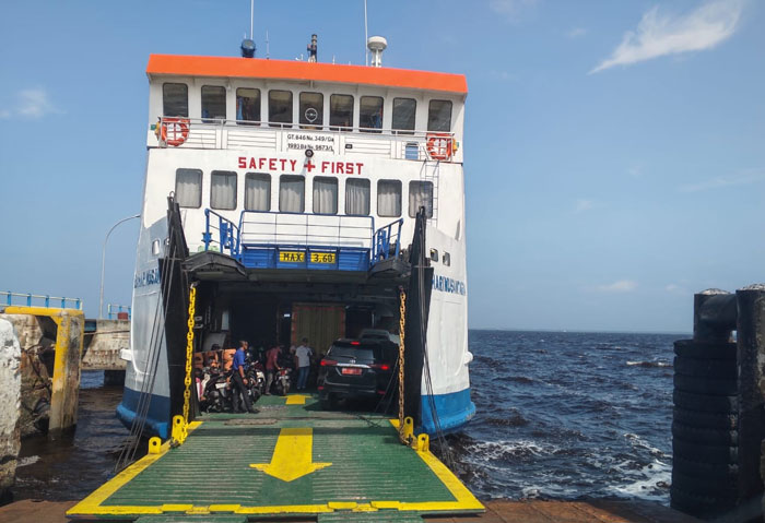 Kondisi angin laut yang masih kencang membuat pelayaran di perairan selat Bengkalis tetap waspada, Jumat (16/1/2026).