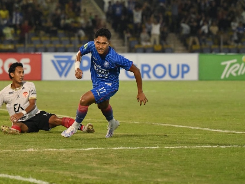 Pemain PSPS Pekanbaru Asir Asiz melakukan selebrasi usai menjebol gawang Persekat Tegal dalam lanjutan Pegadaian Liga 2 di Stadion Kaharuddin Nasution, Rumbai, Pekanbaru, Jumat (16/1/2026).