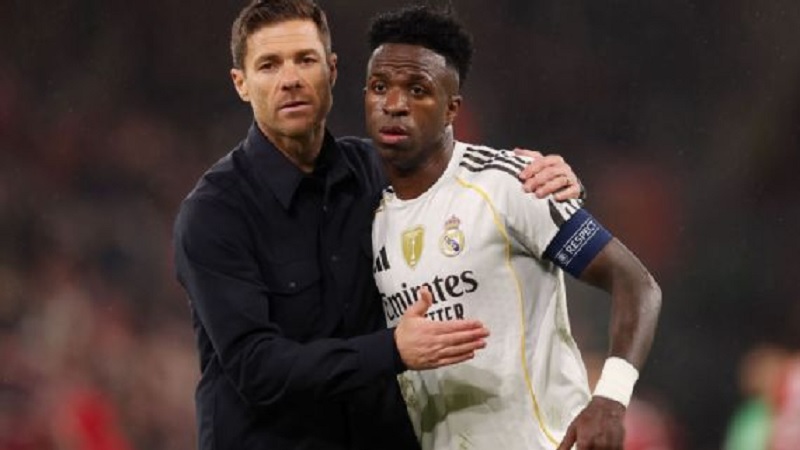 Vin&iacute;cius Junior dan Xabi Alonso memiliki hubungan yang retak di Real Madrid.