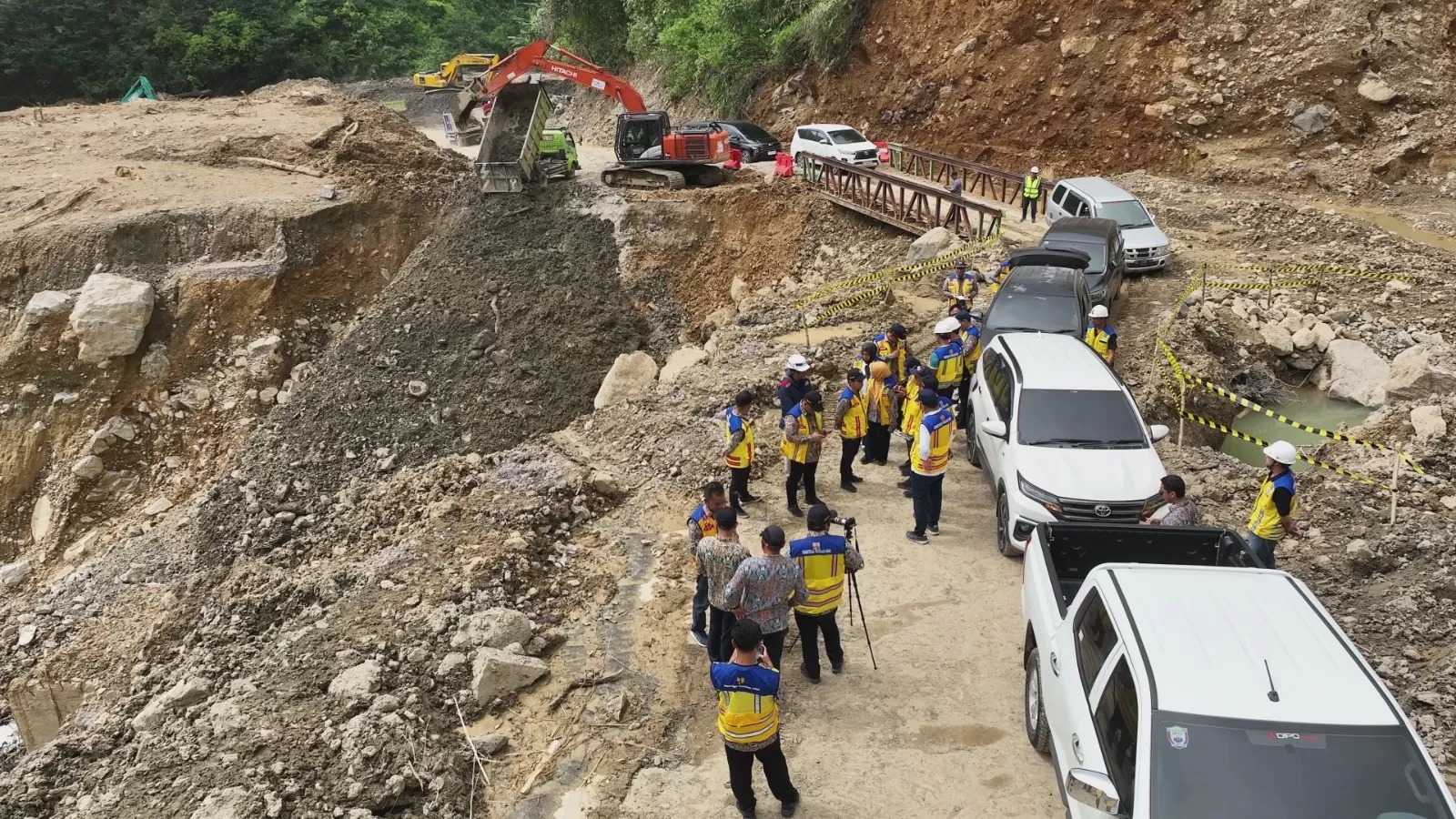 Pekerja dari Kementerian Pekerjaan Umum Republik Indonesia tengah bekerja guna mempercepat pemulihan jalan Padang-Bukittinggi via Malalak, Sumatera Barat, Jumat (16/1/2026).