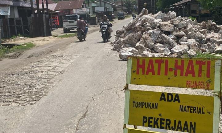 Material batu cadas di titik ruas jalan amblas Teluk Kuantan-Cerenti sudah tiba di lokasi. Dalam waktu dekat, segera dikerjakan. Foto diambil Sabtu (17/1/2026) .