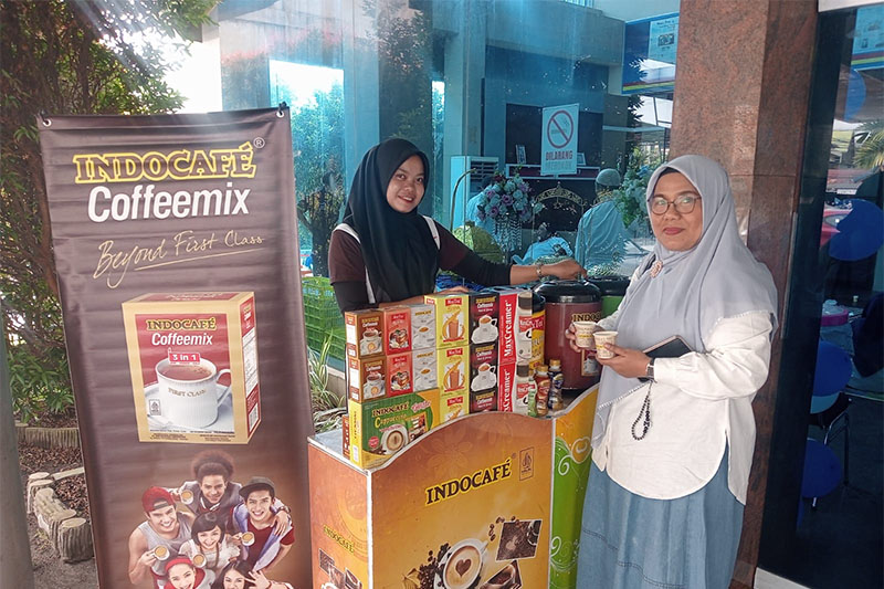 Salah seorang karyawan menikmati varian minuman yang disuguhkan Indocafe di perayaan HUT Riau Pos ke-35 tahun, Sabtu (17/1/2026).