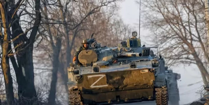 Tentara Rusia terlihat di dalam tank di Volnovakha, Ukraina.