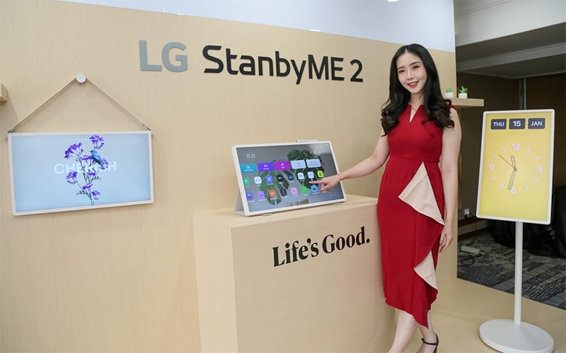 Salah satu customer LG memperkenalkan LG StanbyME 2 di showroom LG di Jakarta, Sabtu (17/1/2026).