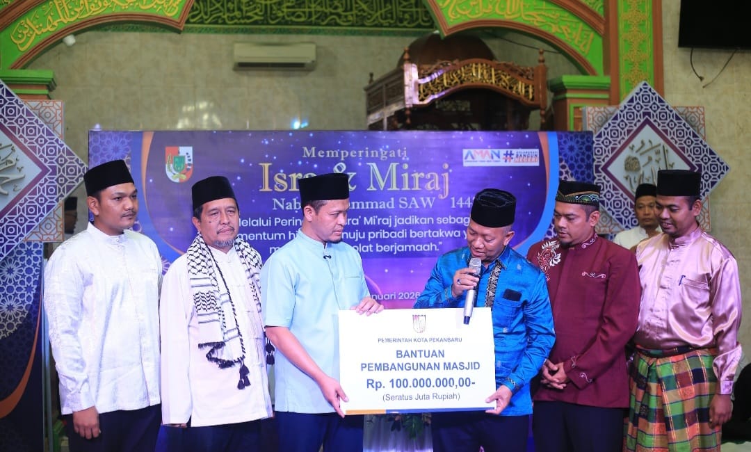 Wali Kota Pekanbaru, Agung Nugroho menghadiri peringatan Isra Mikraj bersama masyarakat di Masjid Paripurna Al Kautsar, Jalan Neraca, Tangkerang Tengah, Marpoyan Damai.