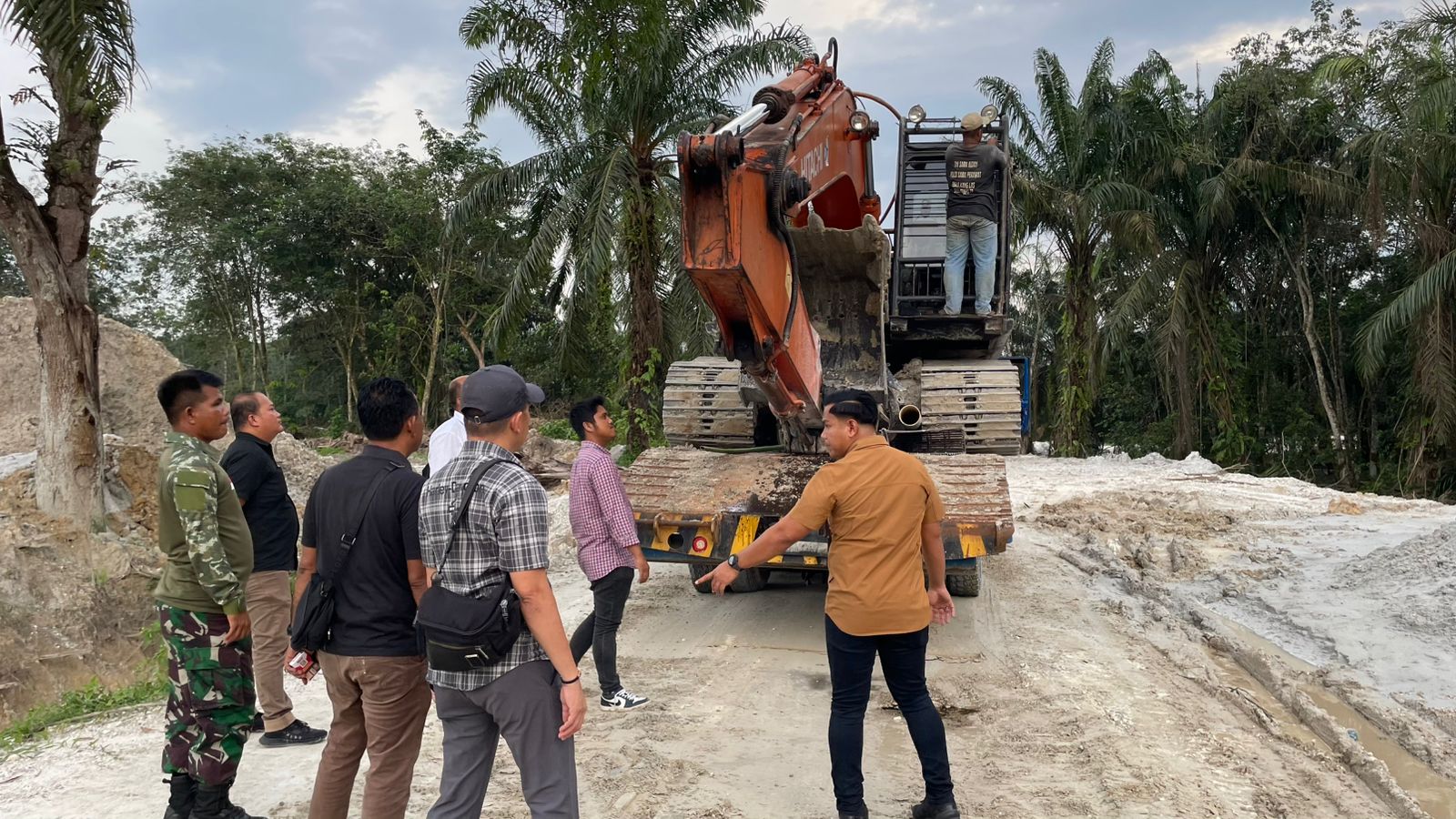 Satreskrim Polres Kampar mengamankan alat berat saat patroli penertiban penambangan batu dan pasir ilegal di Desa Sungai Pinang, Kecamatan Tambang, Kabupaten Kampar, Kam