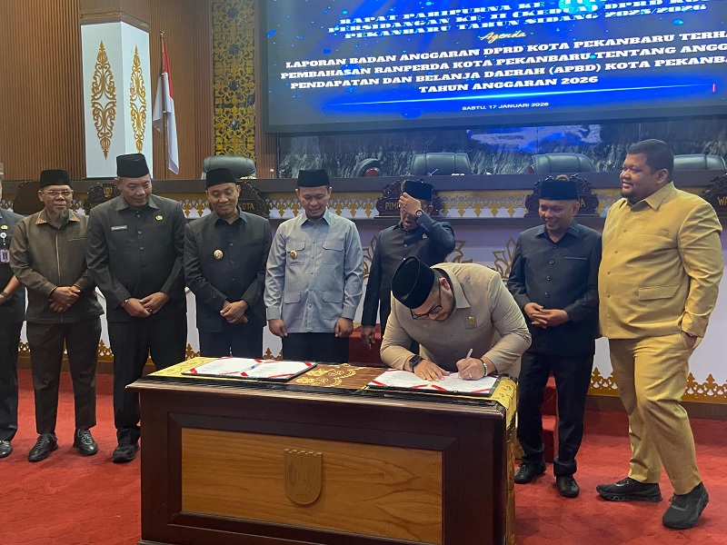 Wali Kota Pekanbaru Agung Nugroho, Pimpinan DPRD dan sejumlah pejabat menyaksikan Wakil Ketua DPRD Kota Pekanbaru Andry Saputra menandatangani berita acara pengesahan APBD Kota Pekanbaru Tahun 2026.