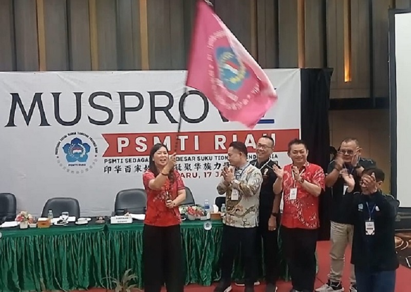 Ketua PSMTI Riau terpilih periode 2026-2030 Lindawati (kiri) didampingi pengurus PSMTI pusat mengibarkan bendera pataka PSMTI Riau usai terpilih melalui Musprov PSMTI Riau V di Hotel Furaya Pekanbaru.