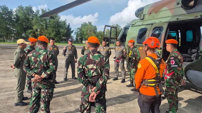 Basarnas Makassar menurunkan sekitar 25 personel yang dibagi ke dalam tiga regu untuk mempercepat proses penelusuran hilang kontaknya pesawat ATR 400 Milik Indonesia Air Transport.