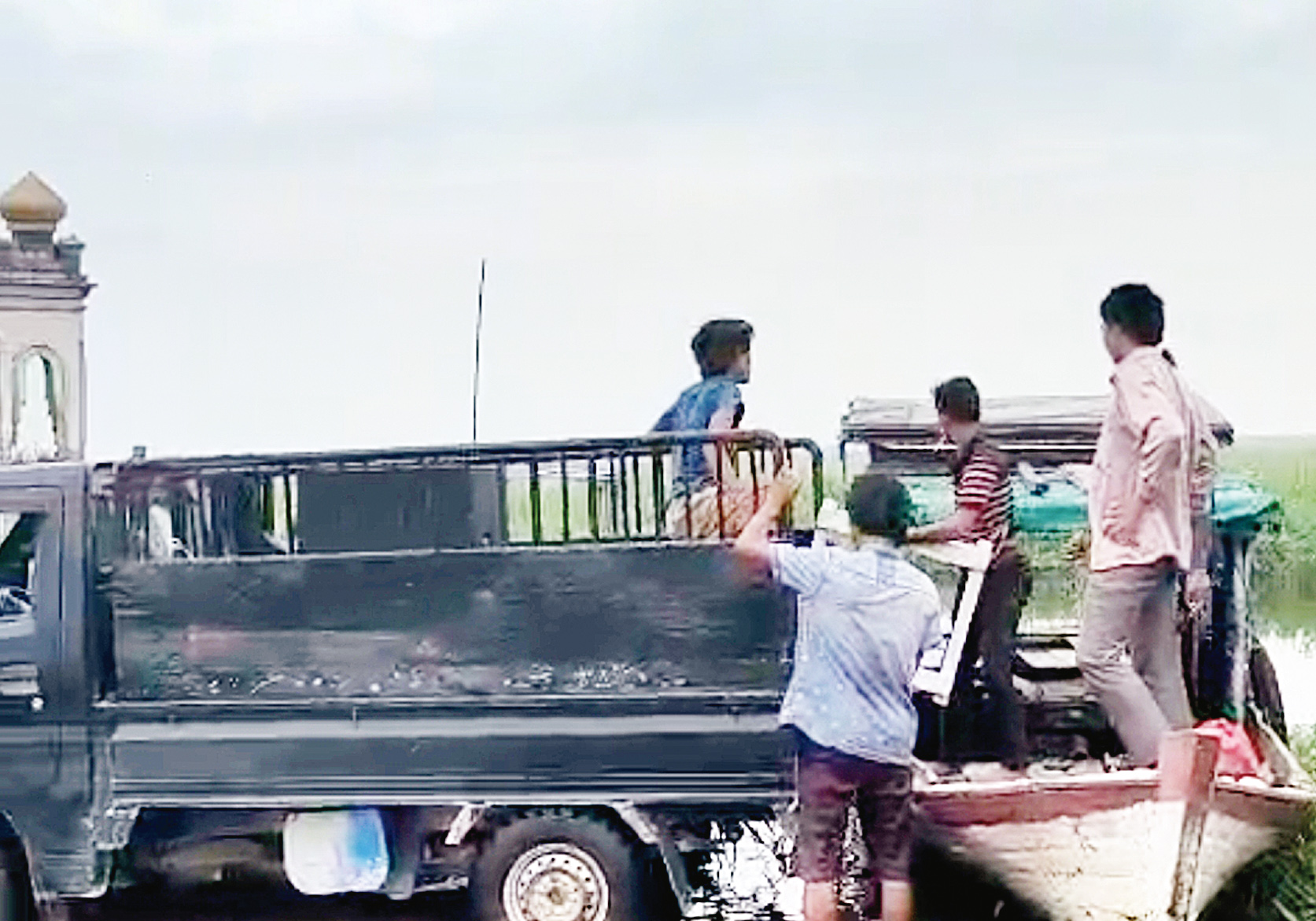 Warga Desa Rantau Baru, Kecamatan Pangkalan Kerinci, menggunakan pompong untuk menuju kediaman mereka akibat badan jalan putus total direndam banjir, Sabtu (17/1/2026)