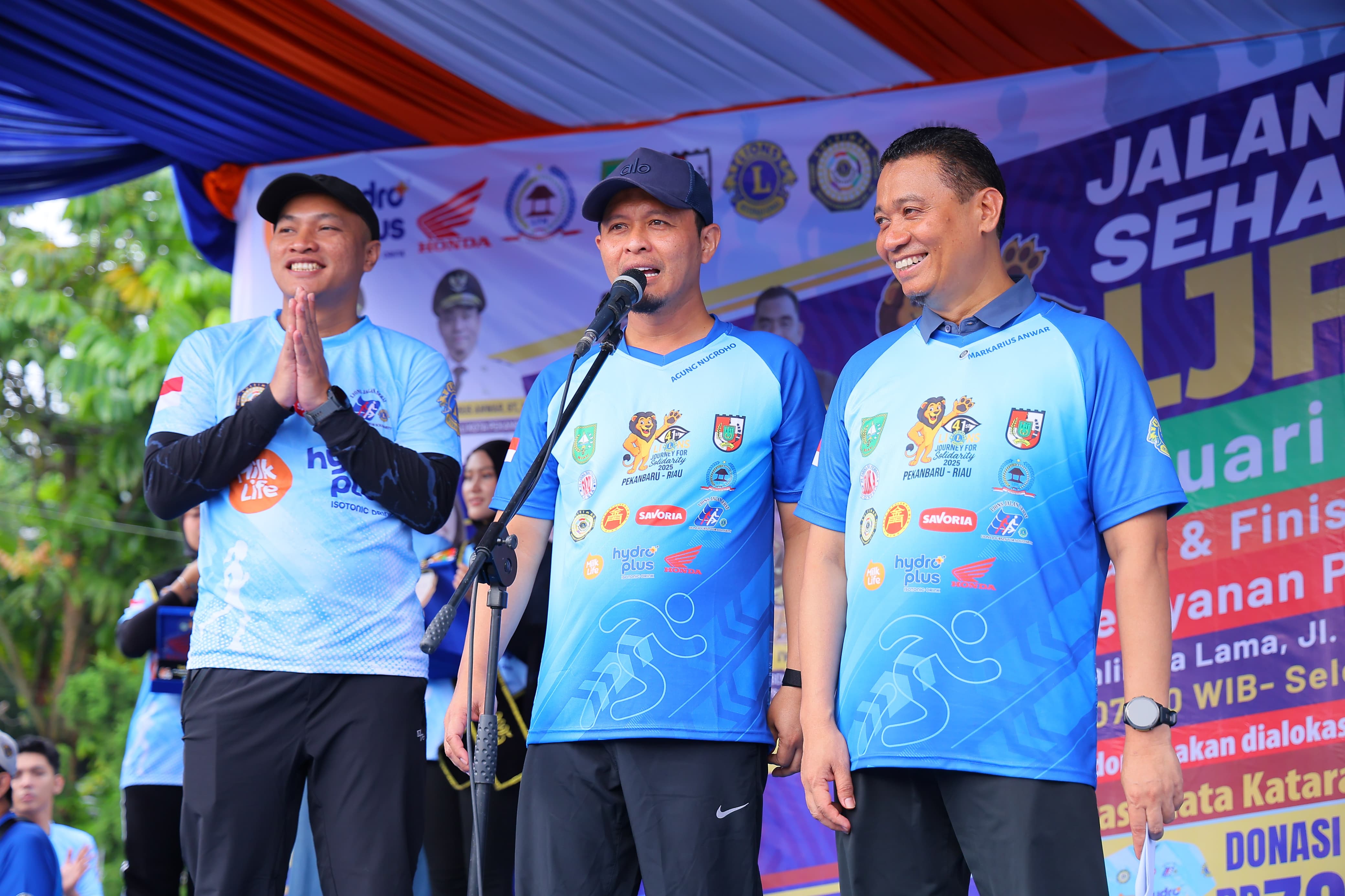 Wali Kota (Wako) Pekanbaru, Agung Nugroho bersama Wakil Wali Kota Pekanbaru, Markarius Anwar memberi semangat para Peserta Jalan Sehat Lions Journey For Solidarity (LJFS), Ahad (18/1/2026).