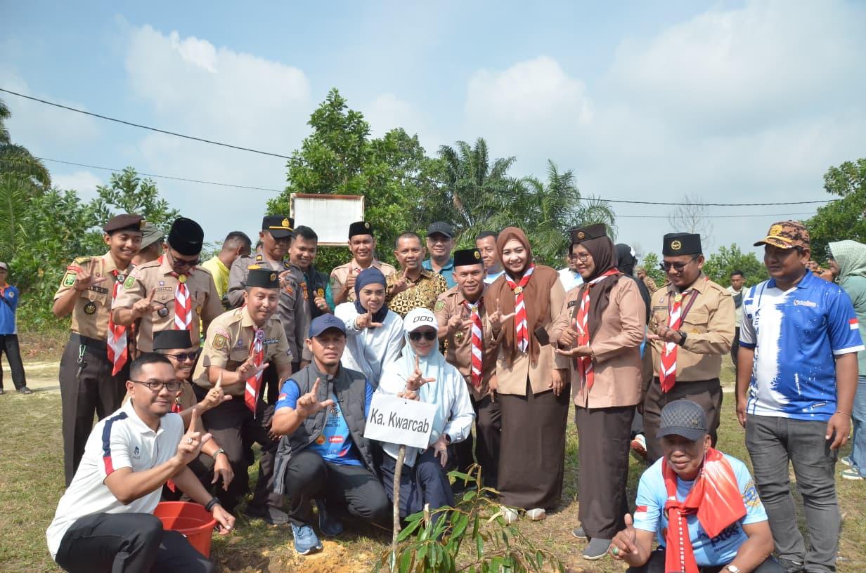 Wako Agung bersama Ketua TP PKK Hj Sulastri Agung menanam langsung bibit pohon. Turut serta pula Wakil Wali Kota, Markarius Anwar beserta jajaran melakukan penanaman.
