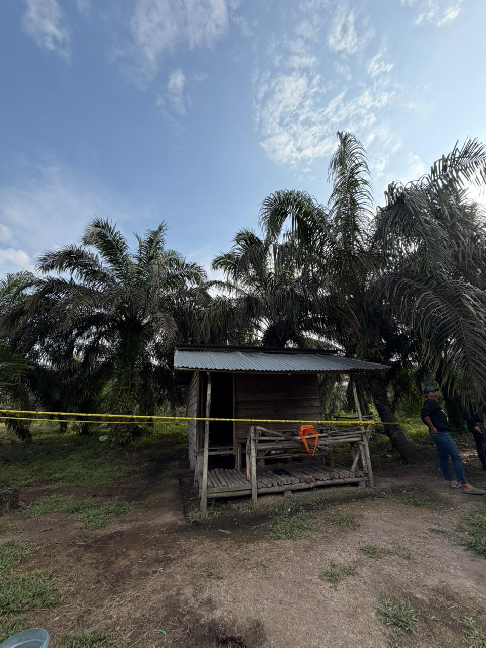 Petugas kepolisian melakukan olah TKP dan memasang police line di okasi korban ditemukan tewas dengan sejumlah luka di kebun sawit di Parit H Badawi, Dusun Plasma, Desa Pancur, Kecamatan Keritang.