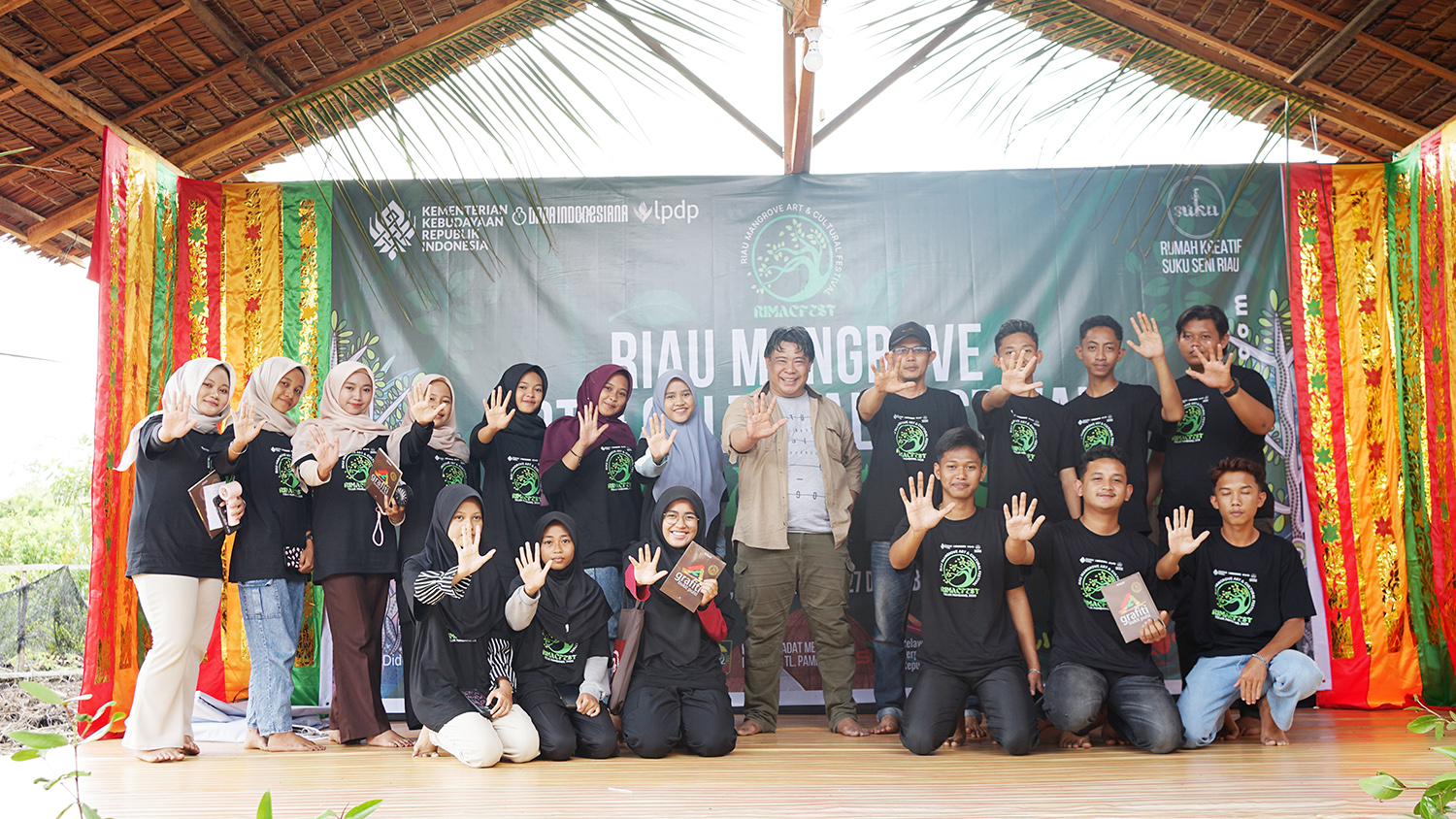 Akademisi UIN Sultan Syarif Kasim Riau, Dr M Badri (tengah) foto bersama dengan para peserta saat menjadi instruktur pelatihan penulisan tentang mangrove dalam Riau Mangrove Arts & Cultural Festival 2025 di Bengkalis, belum lama ini.