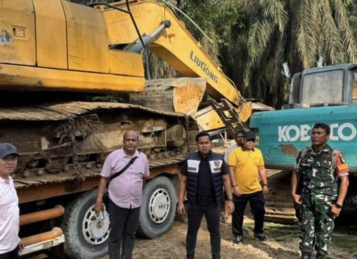 Polres Kampar bersama Tim Gabungan dari Kodim 0313/KPR mengamankan tiga orang pelaku penambangan tanah urug ilegal dan alat berat di Km 18 Desa Pancuran Gading, Kecamatan Tapung,  Sabtu (17/1/2026)