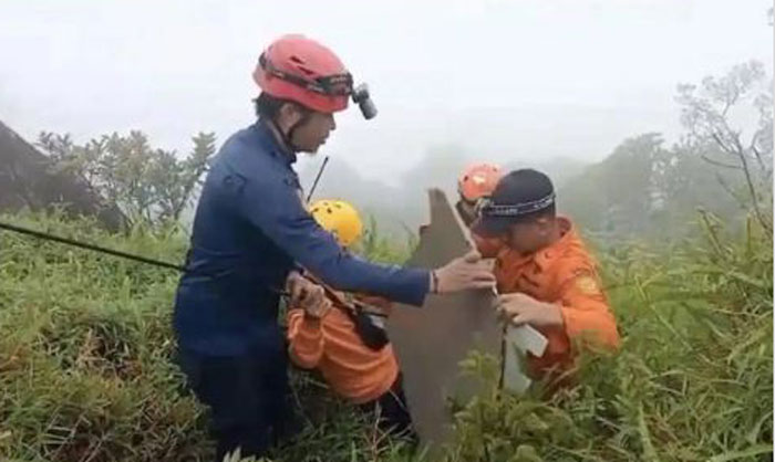 Setelah penemuan serpihan pesawat ATR 42-500, satu korban ditemukan di lereng Gunung Bulusaraung.