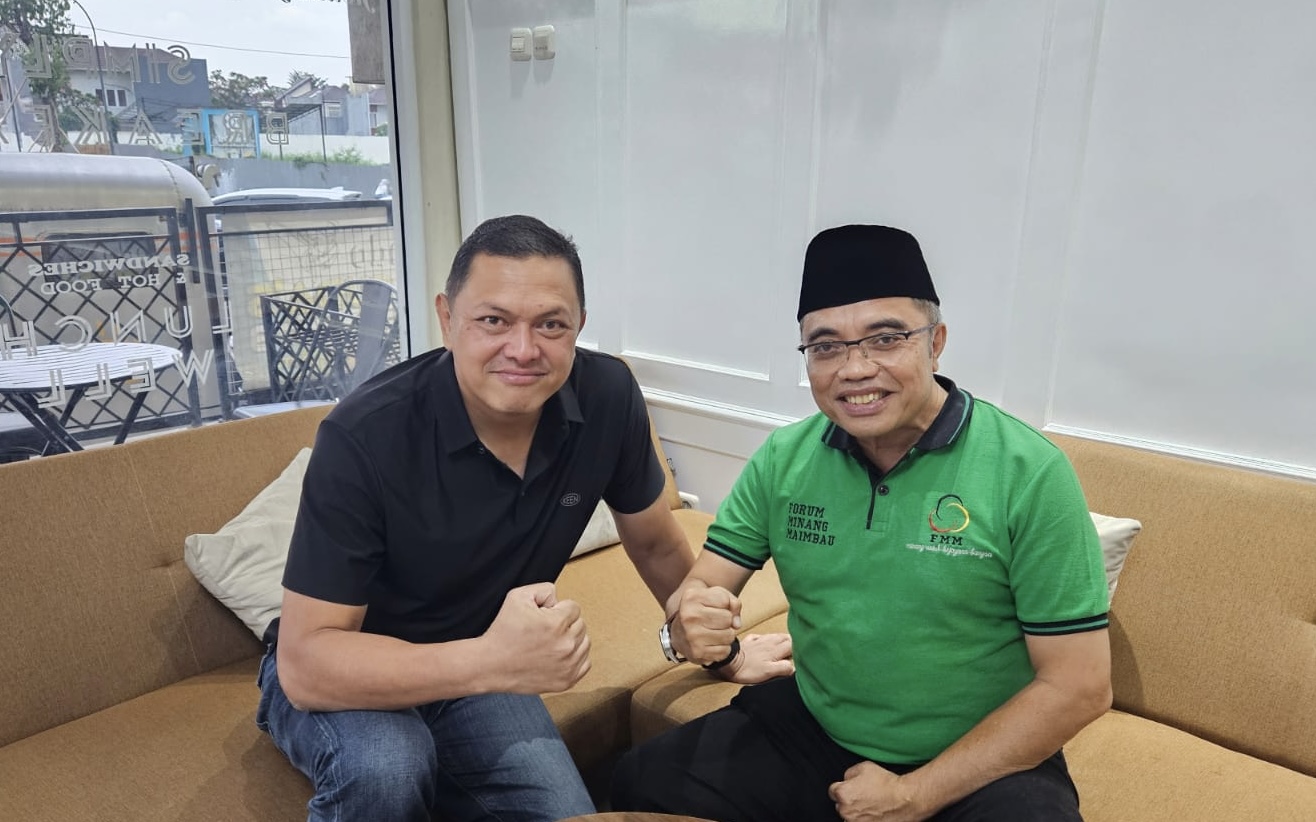 Ketua Forum Minang Maimbau sekaligus Ketua Forum Saudagar Minang Firdaus HB bersama Wakapolda Riau Brigjen Hengki Haryadi di Pekanbaru, baru-baru ini.