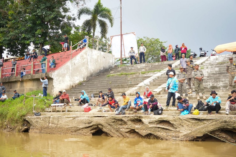 Peserta mancing mania Kuansing menjajal Tepian Narosa Telukkuantan untuk mencari peruntungan, Ahad (18/1/2026).