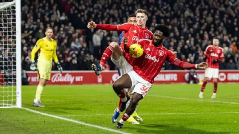 Ola Aina diselidiki oleh VAR karena handball, tetapi lengannya dinilai berada dalam posisi alami.