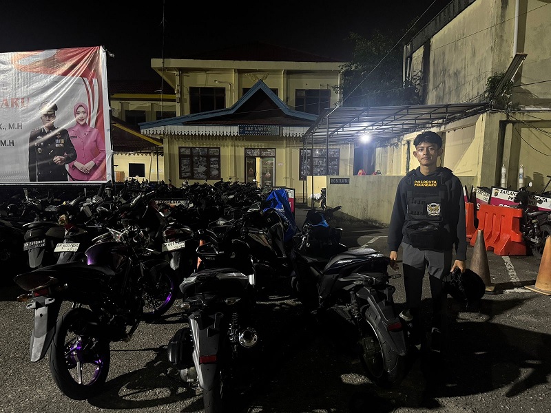 Petugas Satuan Lalu Lintas (Satlantas) Polresta Pekanbaru bersama Tim Raga saat mengamankan belasan kendaraan pada Patroli Blue Light guna menekan aksi balap liar dan penggunaan knalpot brong.
