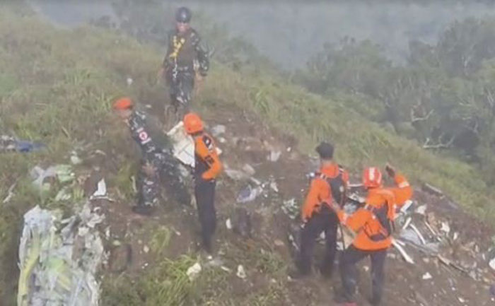 Tim Basarnas Gabungan saat berada di lereng puncak Gunung Bulusaraung, Kabupaten Pangkep, Sulawesi Selatan, tempat ditemukannya serpihan pesawat ATR 42-500.