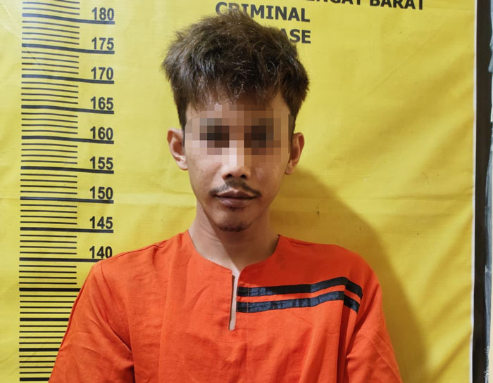 Satu di antara dua tersangka pengedar narkotika berhasil diamankan Polsek Rengat Barat, Polres Inhu, Ahad (18/1/2026).