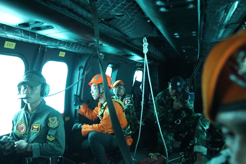 TNI AU mengerahkan 1 unit helikopter untuk membantu operasi SAR pesawat yang hilang kontak di Maros, Sulawesi Selatan.
