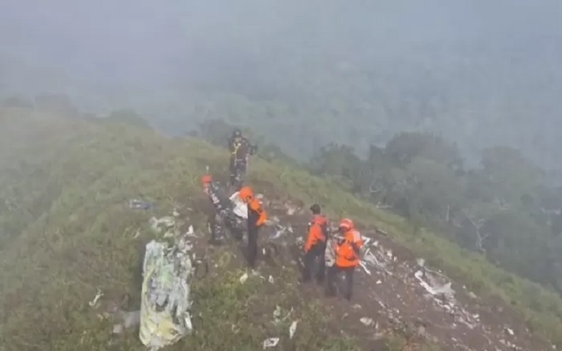 Serpihan pesawat ATR 42-500 ditemukan Tim Basarnas Gabungan di lereng puncak Gunung Bulusaraung, Kabupaten Pangkep, Sulawesi Selatan.