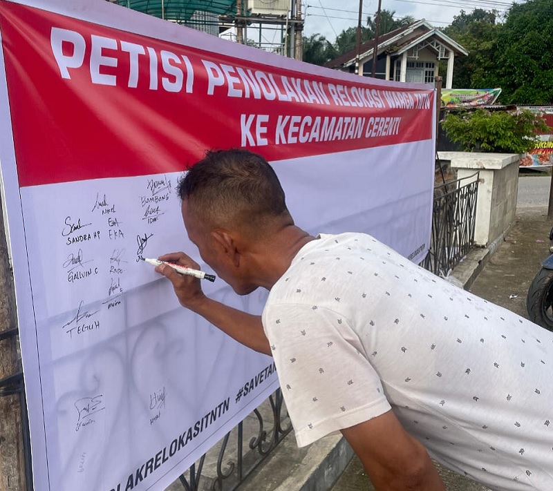 Masyarakat Cerenti melakukan aksi damai tolak relokasi TNTN ke Desa Pesikaian Cerenti, Ahad (18/1/2026).