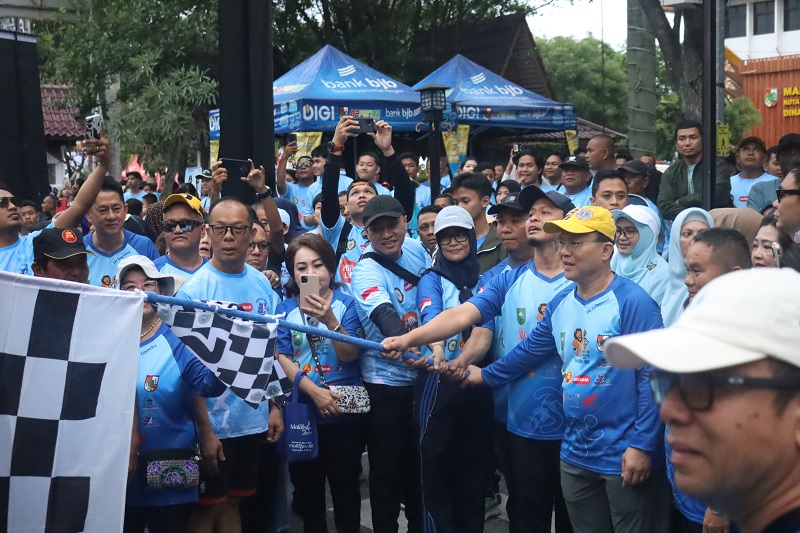 Wali Kota Pekanbaru Agung Nugroho melepas peserta Jalan Sehat LJFS di Pekanbaru.