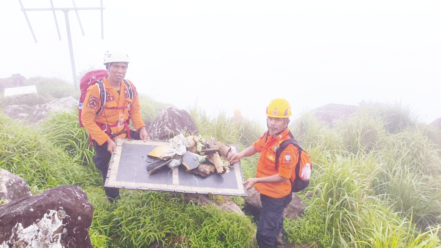 Tim penyelamat saat mengevakuasi serpihan bagian pesawat. Inset: bangkai pesawat ATR 42-500 ditemukan di Gunung Bulusaraung, Kabupaten Maros, Sulawesi Selatan, Ahad (18/1/2026).