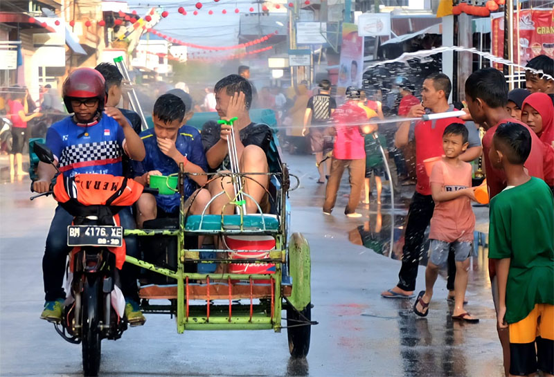Tradisi Perang Air di Selatpanjang