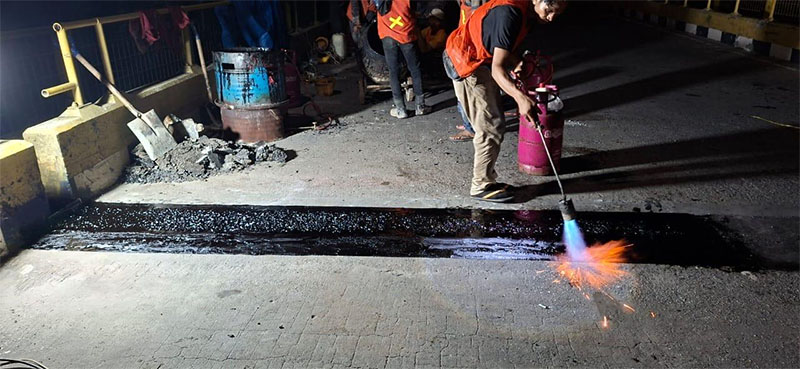 Perbaikan sambungan Jembatan Siak I oleh tim Dinas PUPR Riau.