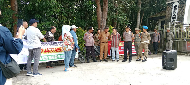 Para pemilik kios Pasar Bawah Teluk Kuantan menyampaikan aspirasi di gedung DPRD Kuansing, Senin (19/1/2026) terkait rencana pembongkaran kios.