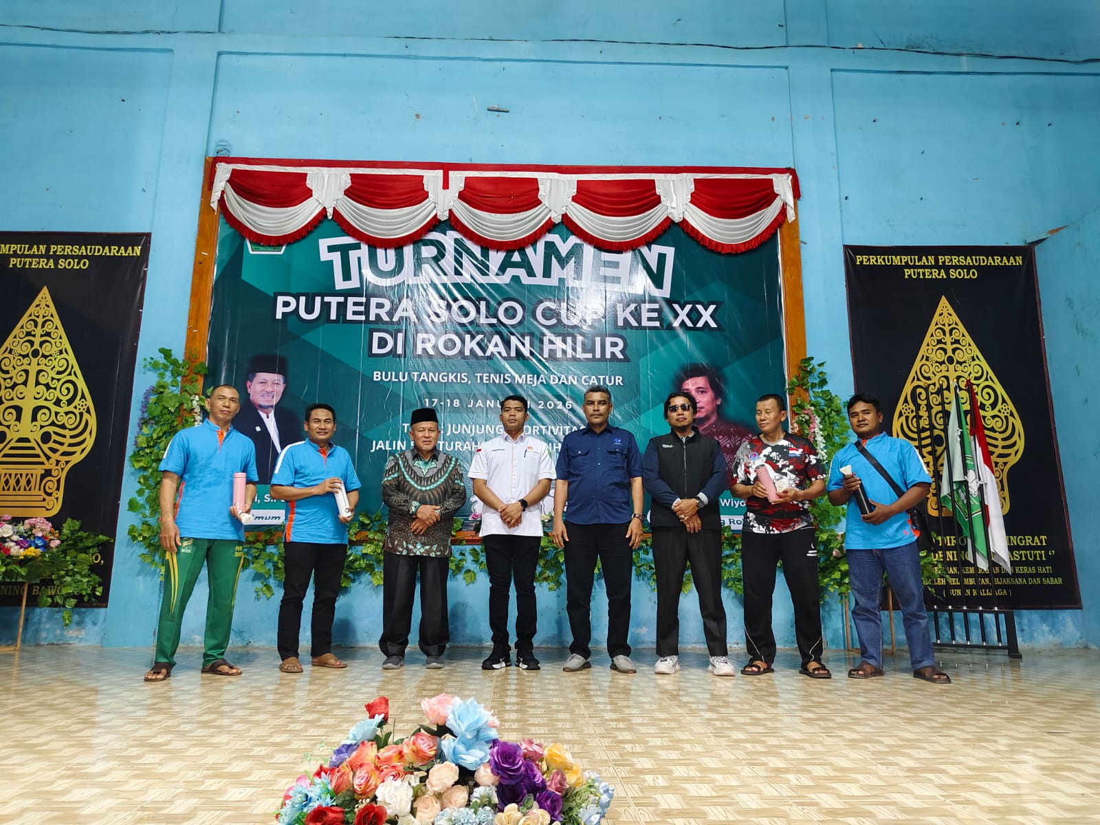 Ketum KONI Rohil Riwansyah (empat kiri) foto bersama sejumlah tokoh pada pembukaan Putra Solo Cup XX di Bagansinembah, Sabtu (17/1/2026).