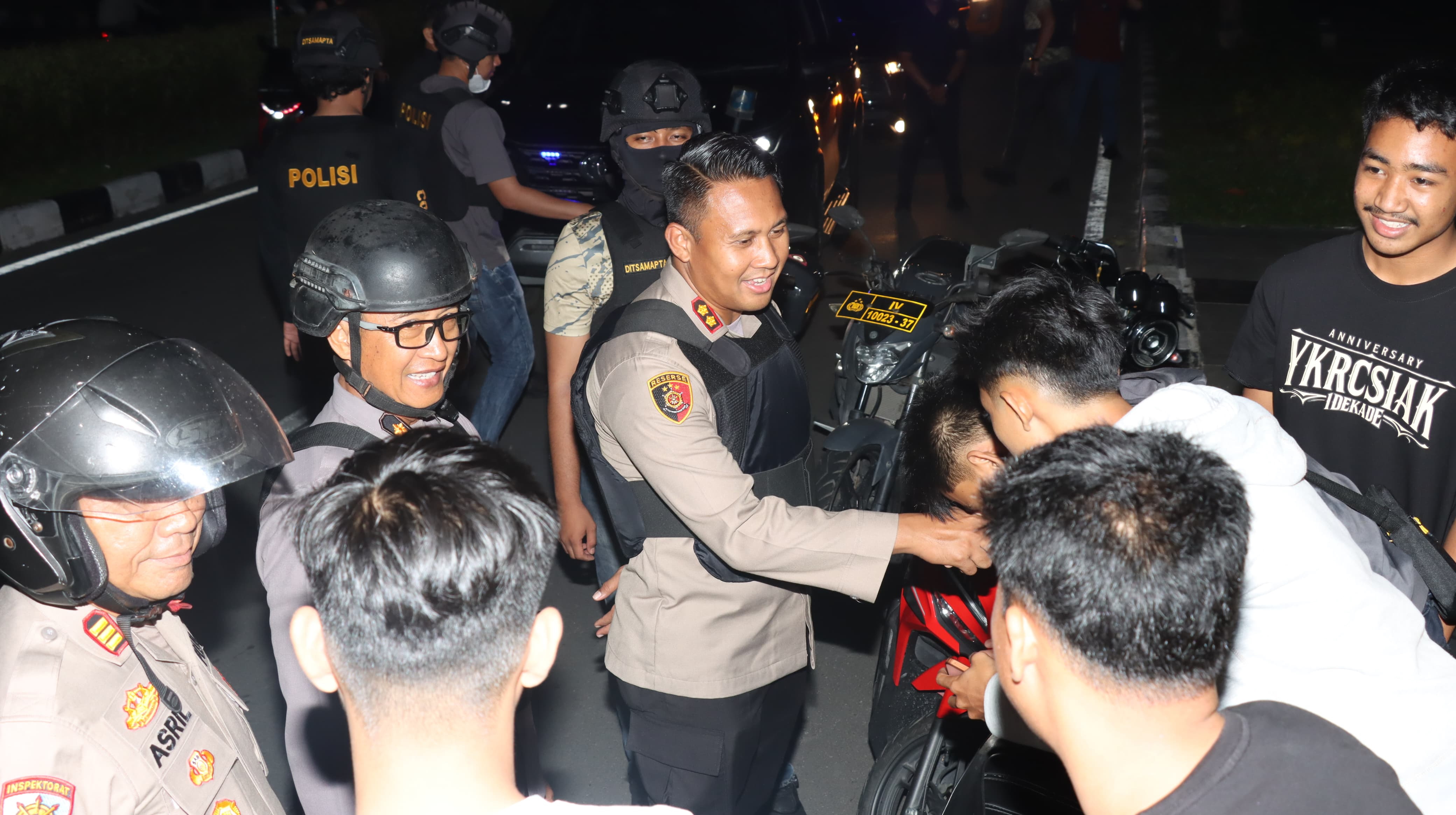 Kapolres Siak AKBP Sepuh Ade Irsyam Siregar berbincang dengan para pemuda, mengajak bersama-sama menjaga kamtibmas di Kota Siak, Sabtu (17/1/2026).