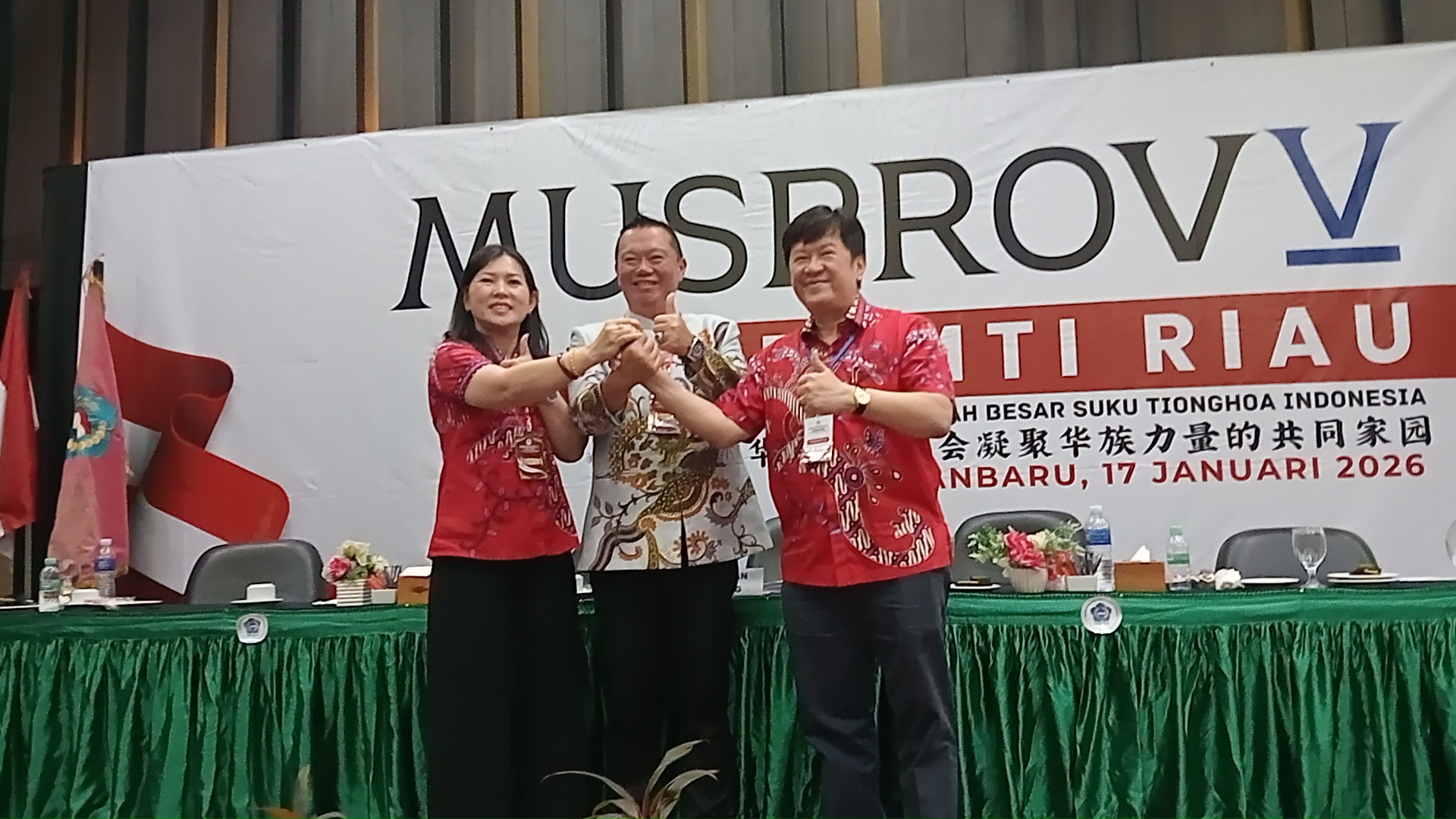 Ketua PSMTI Riau terpilih periode 2026-2030 Lindawati (kiri) didampingi Sekretaris PSMTI Pusat Peng Suyoto (tengah) dan calon Ketua PSMTI Riau Kamin (kanan) foto bersama&nbsp;usai pemilihan Ketua PSMTI.