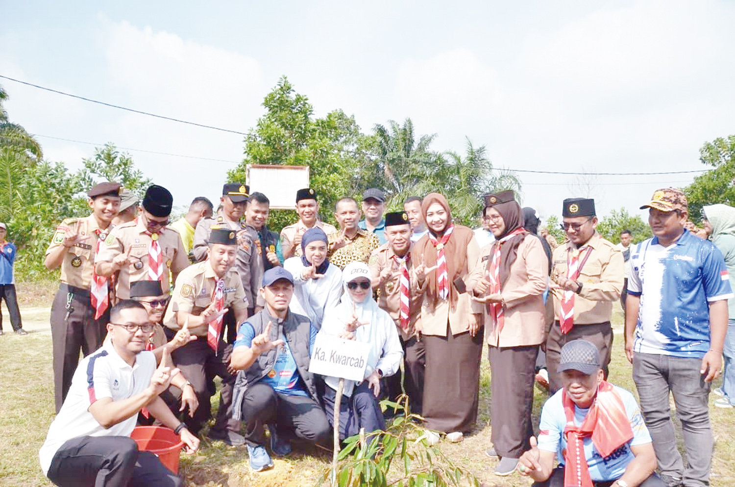 Wali Kota Pekanbaru Agung Nugroho  didampingi istri dan kelompok Sepatu Roda Pekanbaru dan Kwarcab Pramuka Pekanbaru menanam pohon di Sport  Center Pekanbaru, Ahad (18/1/2026).