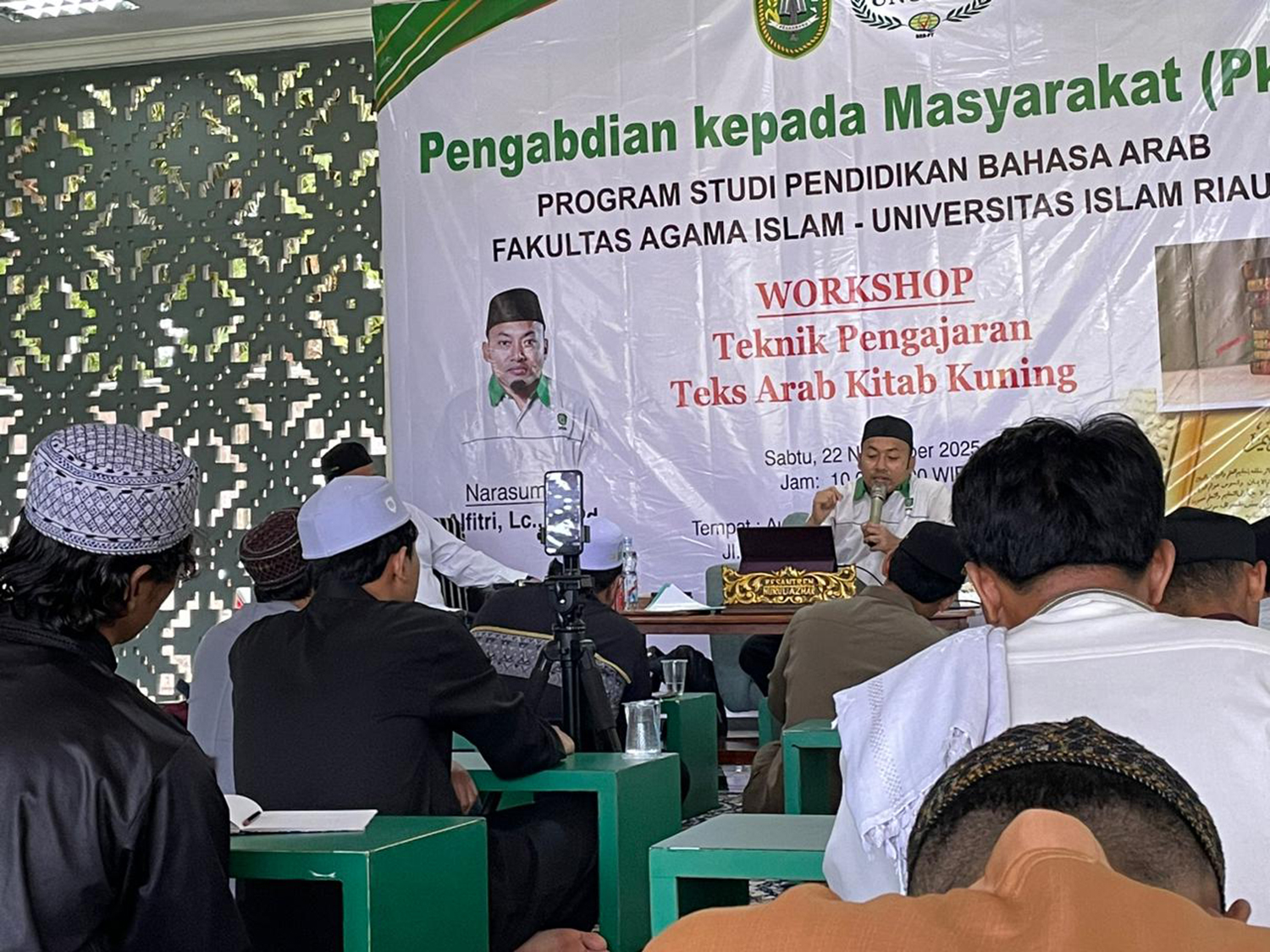 Ketua Tim PKM PBA-UIR Ustaz Alfitri Lc MPd  memberikan materi tentang teknik pengajaran teks Arab Kitab Kuning di Ponpes Nurul Azhar Rumbai, Pekanbaru, belum lama inI.