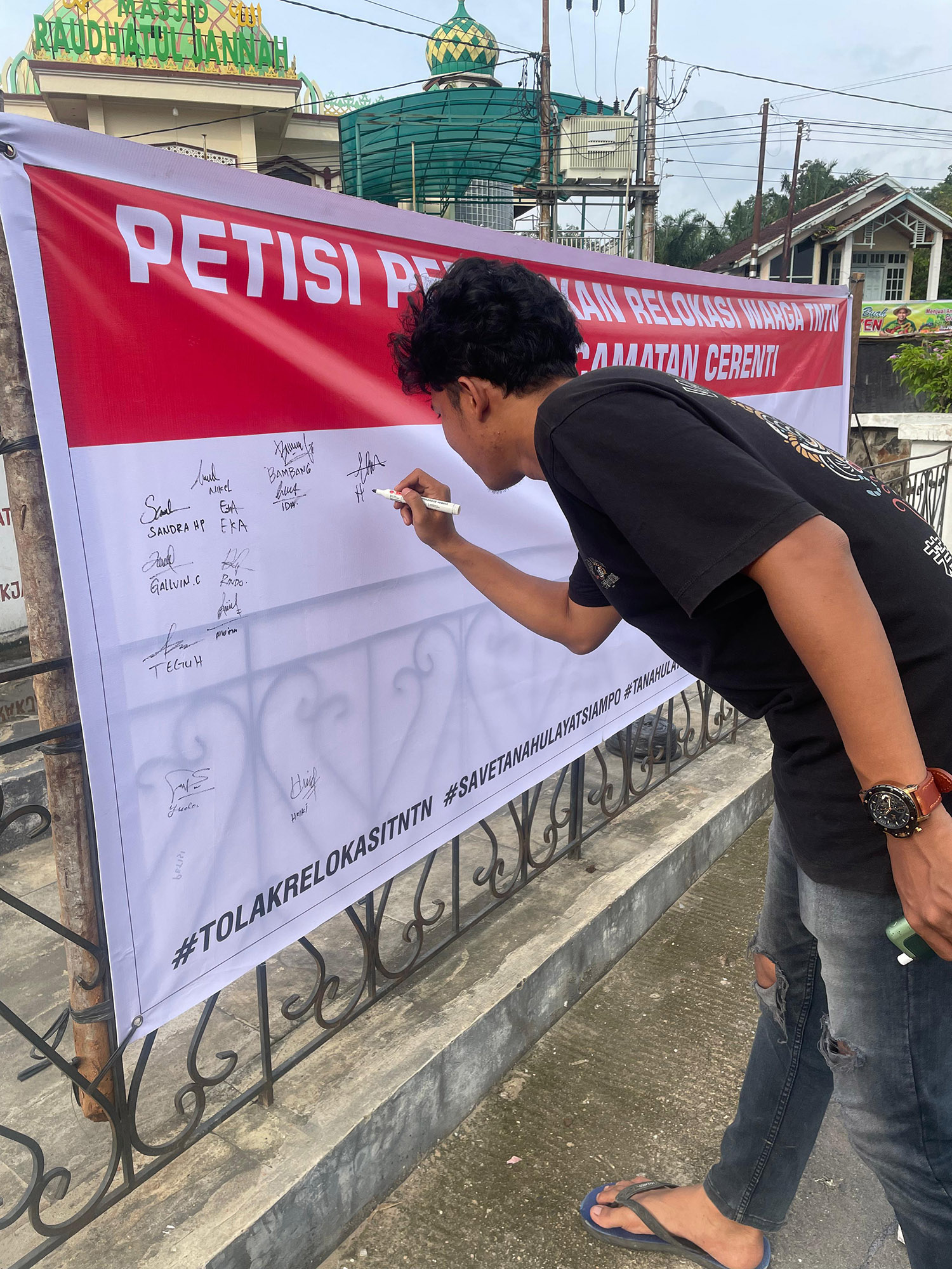 Masyarakat Cerenti melakukan aksi damai dengan menandatangani petisi menolak relokasi TNTN ke Desa Pesikaian Cerenti,  Kuansing, Ahad (18/1/2026).