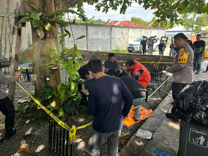 Polisi melakukan olah TKP di lokasi SH ditemukan meninggal dan diduga bunuh diri di salah satu kafe di Jalan Thamrin Kota Pekanbaru, Ahad (18/1/2026) pagi.