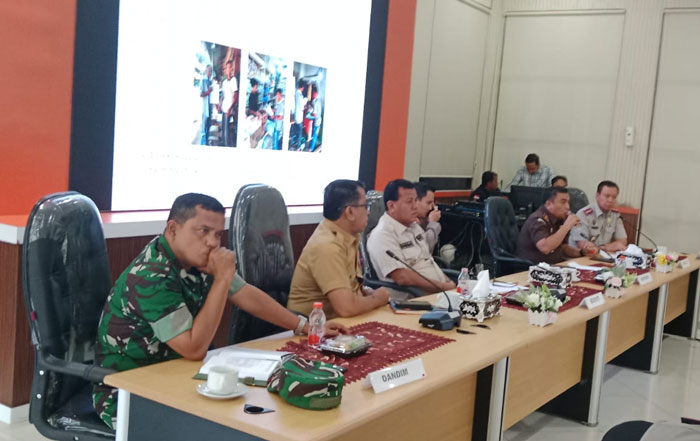 Bupati Kuansing H Suhardiman Amby memimpin rapat koordinasi pembongkaran Pasar bawah Teluk Kuantan, Senin (19/1/2026) siang di multimedia kantor bupati