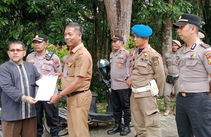 Perwakilan pemilik kios Pasar Bawah Teluk Kuantan menyerahkan poin aspirasi dan tuntutan pada Sekwan DPRD Kuansing, Andi Zulfitri saat demo damai, Senin (19/1/2026).