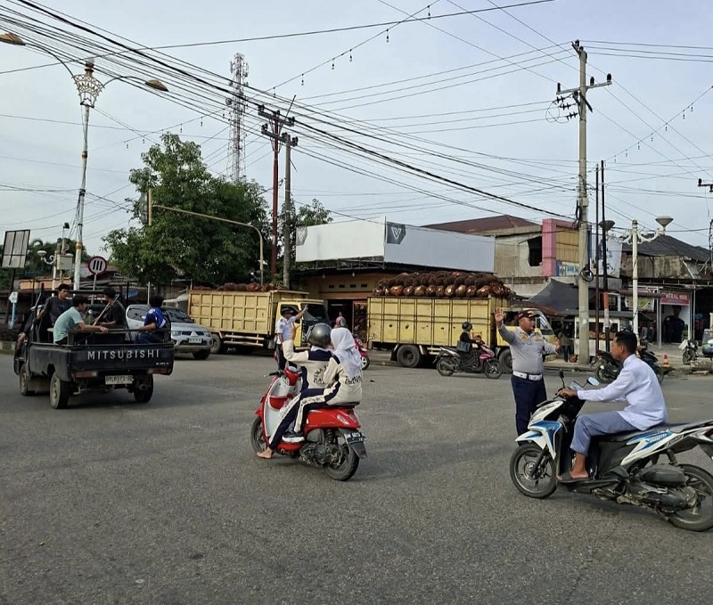 Petugas LLAD Dishub Rohul melakukan pengaturan arus lalu lintas di bundaran Simpang Tangun pada ruas jalan Tuanku Tambusai Pasirpengaraian, Senin (19/1/2026) petang.