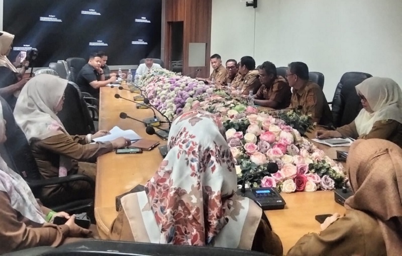 Ketua Komisi II DPRD Kampar Tony Hidayat memimpin rapat dengar pendapat dengan Direktur RSUD Bangkinang dan Kabag Ortal Setdakab di ruang rapat DPRD Kampar, Bangkinang, Senin (19/1/2026).